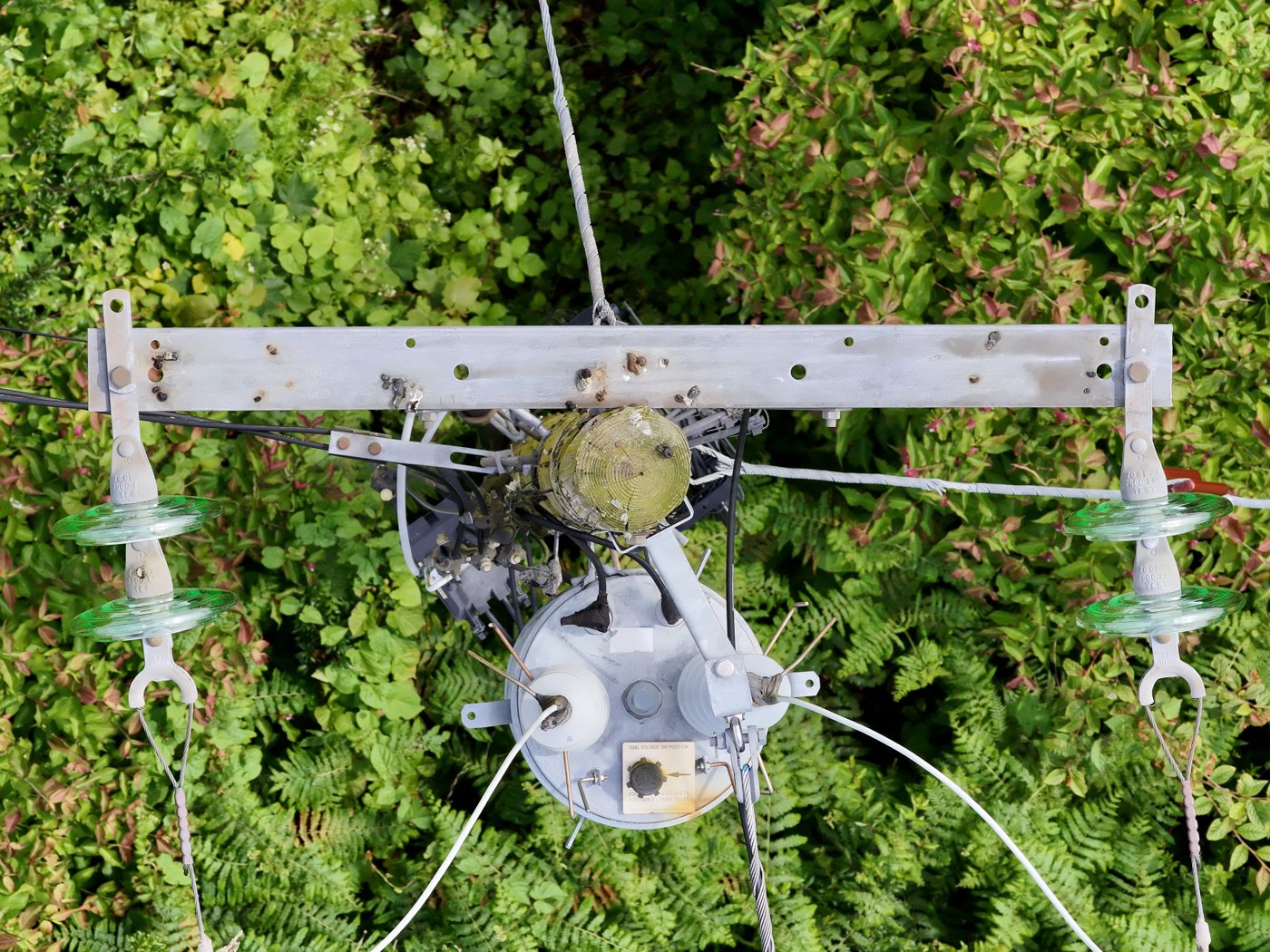 Original nadir DJI photo of a pole top with colour-coded pole-tip and crossarm measurements